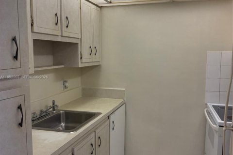 Condo in North Miami Beach, Florida, 1 bedroom  № 2043260 - photo 11