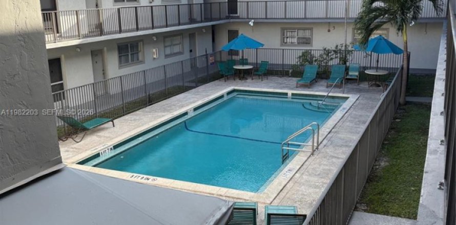 Condo in North Miami Beach, Florida, 1 bedroom  № 2043260