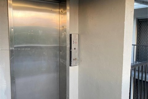 Condo in North Miami Beach, Florida, 1 bedroom  № 2043260 - photo 3