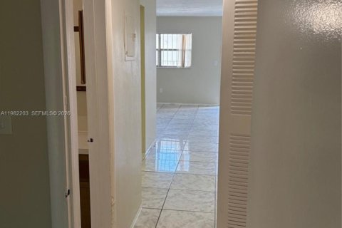 Condo in North Miami Beach, Florida, 1 bedroom  № 2043260 - photo 4