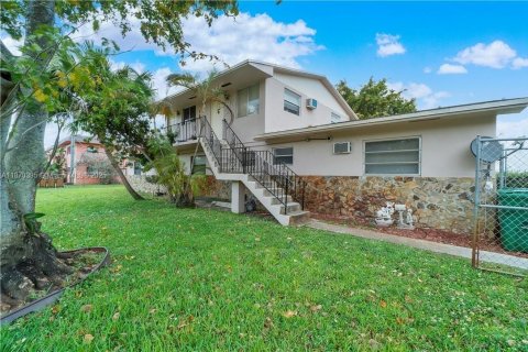 Купить коммерческую недвижимость в Холливуд, Флорида 236.81м2, № 1950697 - фото 2