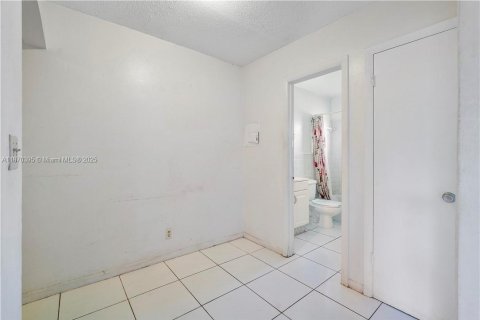 Купить коммерческую недвижимость в Холливуд, Флорида 236.81м2, № 1950697 - фото 5