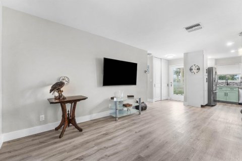 Condo in West Palm Beach, Florida, 1 bedroom  № 2368563 - photo 9