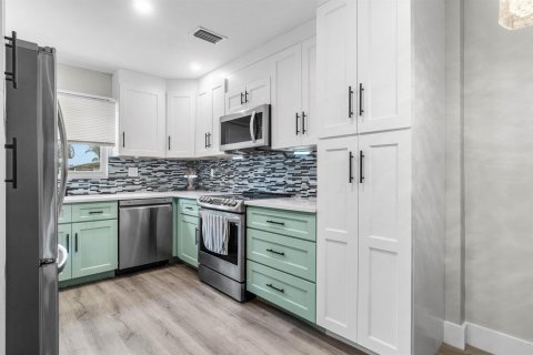 Condo in West Palm Beach, Florida, 1 bedroom  № 2368563 - photo 5