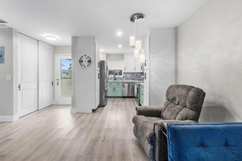 Condo in West Palm Beach, Florida, 1 bedroom  № 2368563 - photo 11