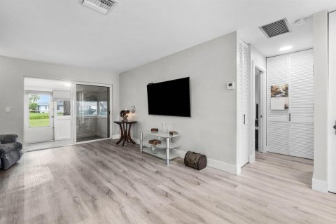 Condo in West Palm Beach, Florida, 1 bedroom  № 2368563 - photo 14