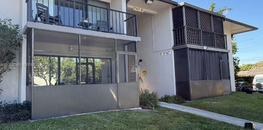 Studio in the Condo in Hollywood, Florida  № 2068549