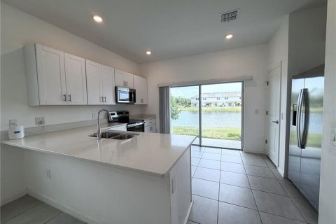 Townhouse in Poinciana, Florida 2 bedrooms, 116.59 sq.m. № 2198521 - photo 5
