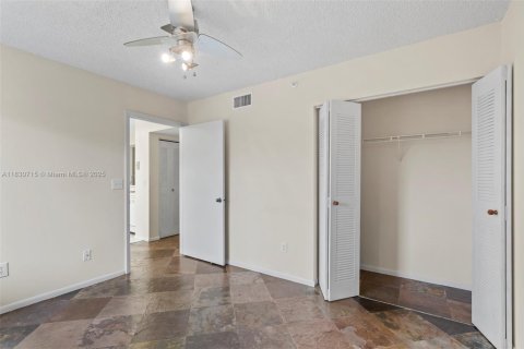 Снять в аренду кондоминиум в Тамарак, Флорида 2 спальни, 91.14м2, № 2034826 - фото 28