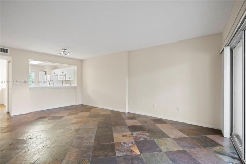 Снять в аренду кондоминиум в Тамарак, Флорида 2 спальни, 91.14м2, № 2034826 - фото 25