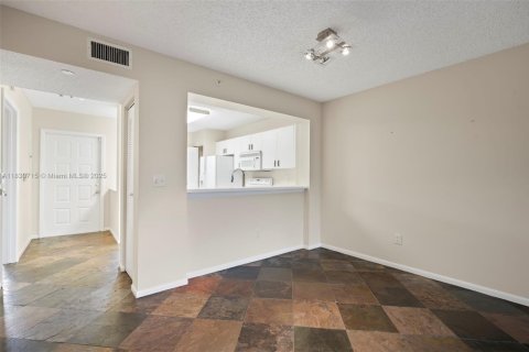 Снять в аренду кондоминиум в Тамарак, Флорида 2 спальни, 91.14м2, № 2034826 - фото 8