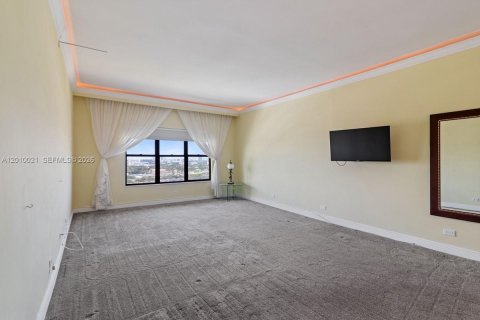 Купить кондоминиум в Майами, Флорида 2 спальни, 181.16м2, № 2076650 - фото 25