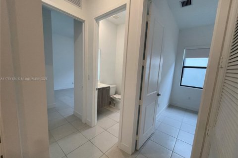 House in Miramar, Florida 3 bedrooms, 190.17 sq.m. № 1698622 - photo 27