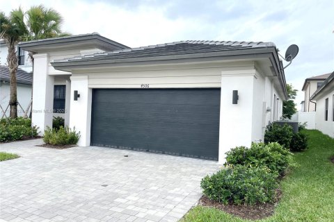 House in Miramar, Florida 3 bedrooms, 190.17 sq.m. № 1698622 - photo 1