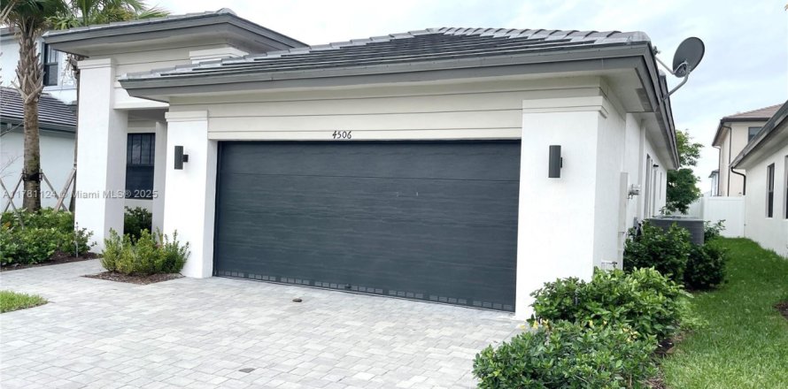 House in Miramar, Florida 3 bedrooms, 190.17 sq.m. № 1698622