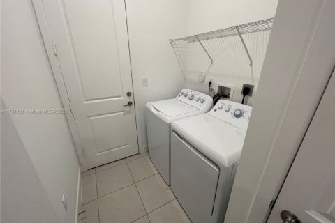 House in Miramar, Florida 3 bedrooms, 190.17 sq.m. № 1698622 - photo 24