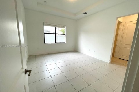 House in Miramar, Florida 3 bedrooms, 190.17 sq.m. № 1698622 - photo 10