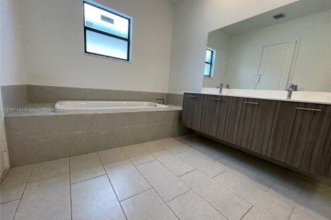 House in Miramar, Florida 3 bedrooms, 190.17 sq.m. № 1698622 - photo 13
