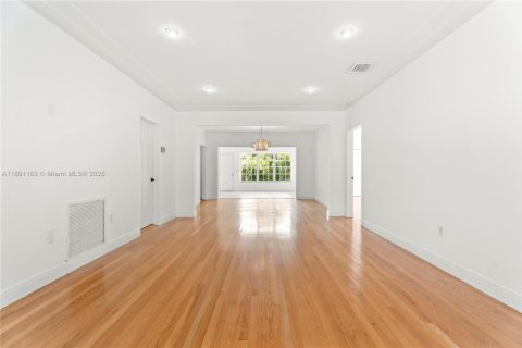 Снять в аренду виллу или дом в Корал-Гейблс, Флорида 3 спальни, 178.37м2, № 1944540 - фото 3