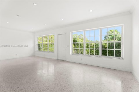 Снять в аренду виллу или дом в Корал-Гейблс, Флорида 3 спальни, 178.37м2, № 1944540 - фото 5