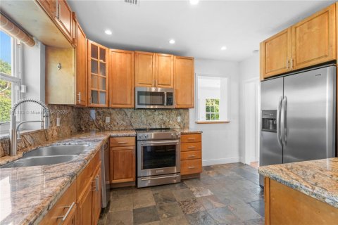 Снять в аренду виллу или дом в Корал-Гейблс, Флорида 3 спальни, 178.37м2, № 1944540 - фото 7