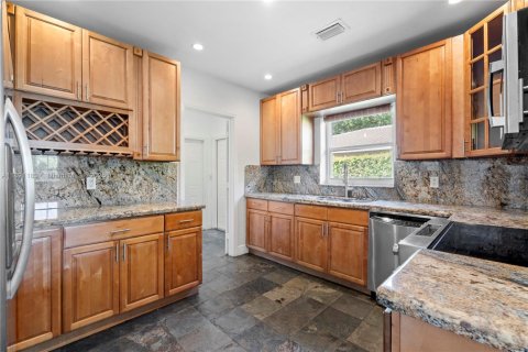 Снять в аренду виллу или дом в Корал-Гейблс, Флорида 3 спальни, 178.37м2, № 1944540 - фото 6