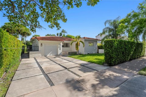 Снять в аренду виллу или дом в Корал-Гейблс, Флорида 3 спальни, 178.37м2, № 1944540 - фото 1