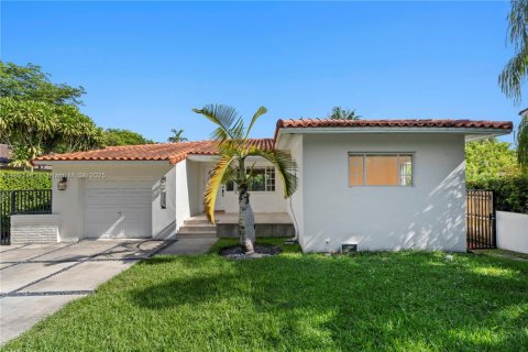 Снять в аренду виллу или дом в Корал-Гейблс, Флорида 3 спальни, 178.37м2, № 1944540 - фото 2