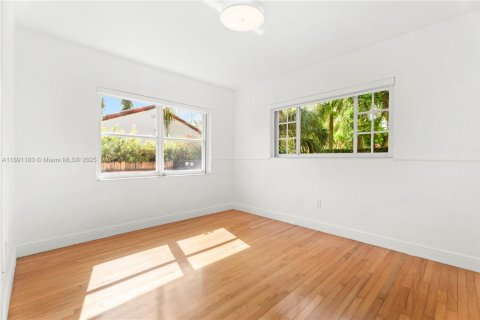 Снять в аренду виллу или дом в Корал-Гейблс, Флорида 3 спальни, 178.37м2, № 1944540 - фото 12