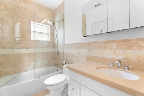 Снять в аренду виллу или дом в Корал-Гейблс, Флорида 3 спальни, 178.37м2, № 1944540 - фото 9