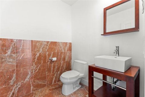 Снять в аренду виллу или дом в Корал-Гейблс, Флорида 3 спальни, 178.37м2, № 1944540 - фото 13