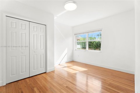 Снять в аренду виллу или дом в Корал-Гейблс, Флорида 3 спальни, 178.37м2, № 1944540 - фото 10