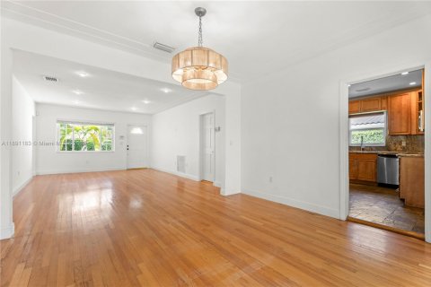 Снять в аренду виллу или дом в Корал-Гейблс, Флорида 3 спальни, 178.37м2, № 1944540 - фото 4