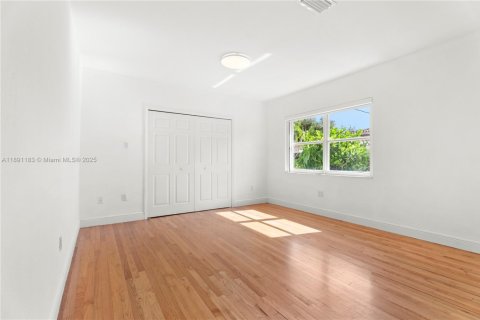 Снять в аренду виллу или дом в Корал-Гейблс, Флорида 3 спальни, 178.37м2, № 1944540 - фото 8