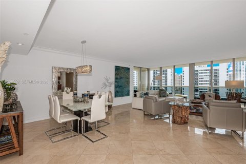 Condo in Hallandale Beach, Florida, 2 bedrooms  № 2145876 - photo 10