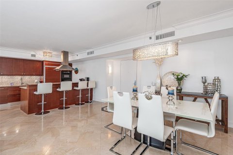 Condo in Hallandale Beach, Florida, 2 bedrooms  № 2145876 - photo 11