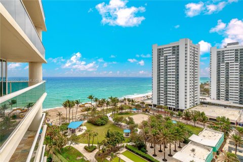 Condo in Hallandale Beach, Florida, 2 bedrooms  № 2145876 - photo 2