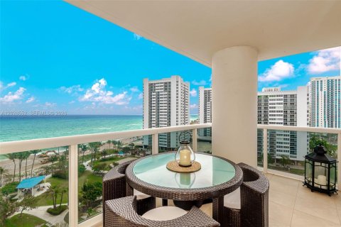 Condo in Hallandale Beach, Florida, 2 bedrooms  № 2145876