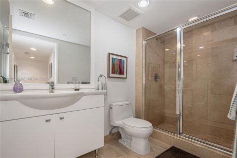 Condo in Hallandale Beach, Florida, 2 bedrooms  № 2145876 - photo 17