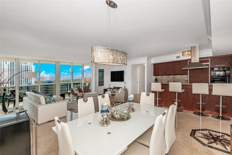 Condo in Hallandale Beach, Florida, 2 bedrooms  № 2145876 - photo 12