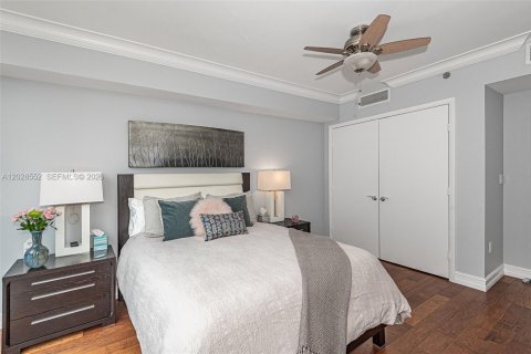 Condo in Hallandale Beach, Florida, 2 bedrooms  № 2145876 - photo 18