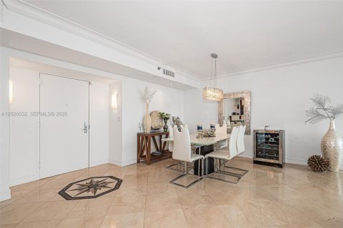 Condo in Hallandale Beach, Florida, 2 bedrooms  № 2145876 - photo 13