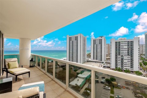 Condo in Hallandale Beach, Florida, 2 bedrooms  № 2145876 - photo 3