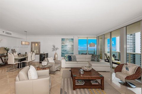 Condo in Hallandale Beach, Florida, 2 bedrooms  № 2145876 - photo 16