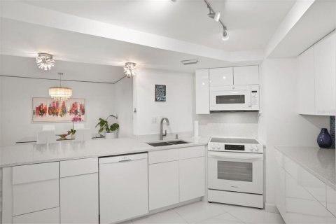Condo in New Smyrna Beach, Florida, 2 bedrooms  № 2234793 - photo 9
