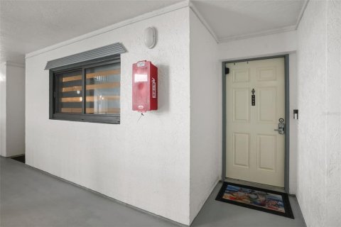 Condo in New Smyrna Beach, Florida, 2 bedrooms  № 2234793 - photo 2