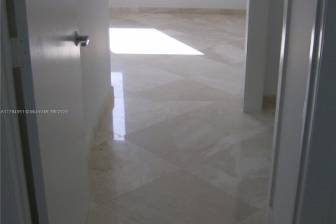 Condo in Miami, Florida, 2 bedrooms  № 1752030 - photo 13