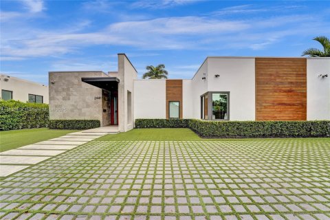Villa ou maison à louer à Miami, Floride: 6 chambres, 331.48 m2 № 1818362 - photo 1