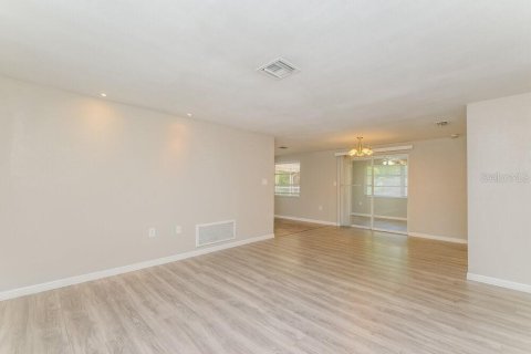 Casa en alquiler en Holiday, Florida, 2 dormitorios, 91.6 m2 № 1911552 - foto 5