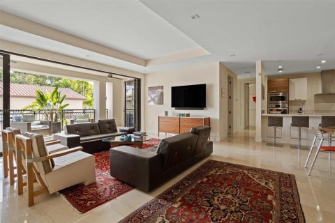 Condo in Coral Gables, Florida, 2 bedrooms  № 1495892 - photo 1